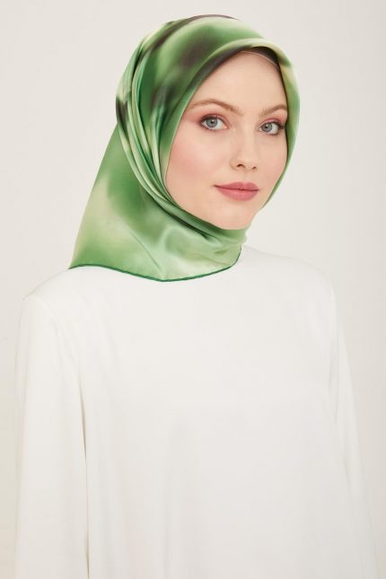 Armine Çim Yeşili-Siyah Geçişli Çiçek Desen Sura İpek Eşarp 9124-53