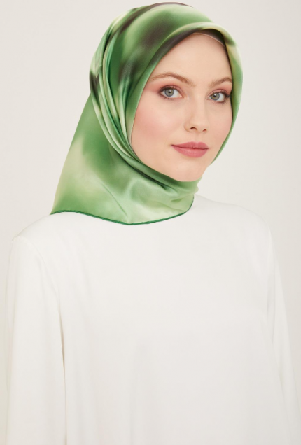 Armine Çim Yeşili-Siyah Geçişli Çiçek Desen Tivil İpek Eşarp 9124-53