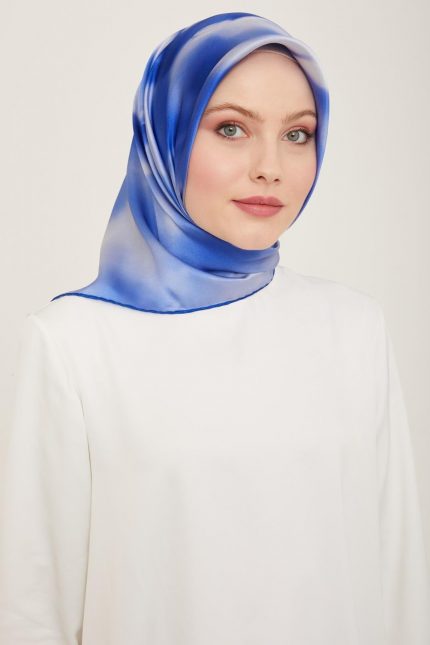 Armine Mavi-Beyaz Geçişli Çiçek Desen Sura İpek Eşarp 9124-34