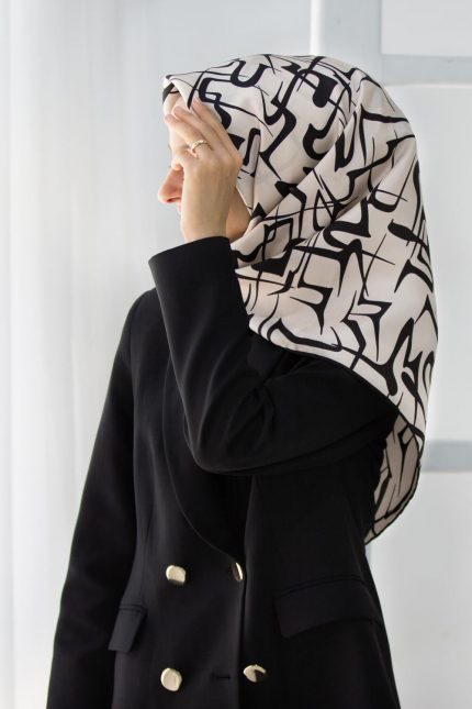 Vissona Krem-Siyah Geometrik Desenli Tivil İpek Eşarp 51736-03-01