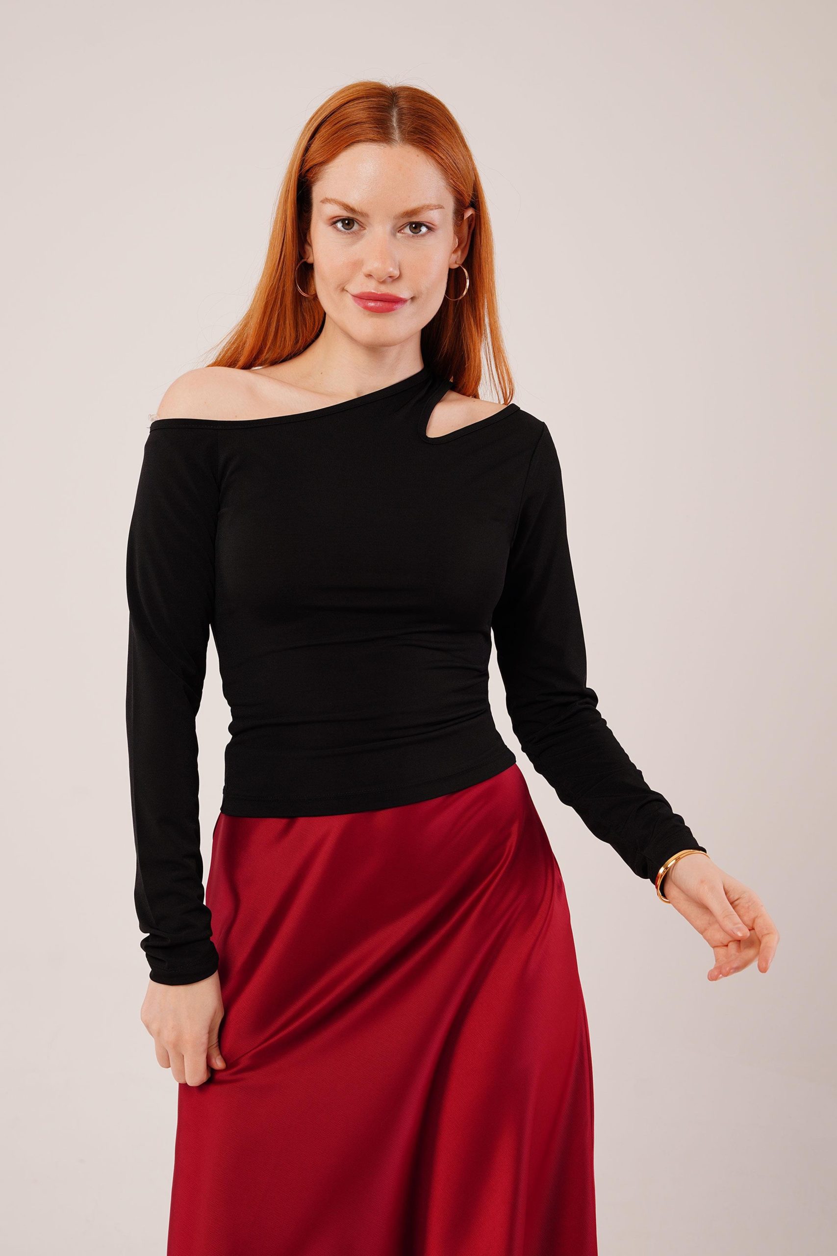 04b4bc9d78a6fa803054 Omuz Dekolte Detaylı Siyah Bluz - Görsel 1