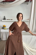 V YAKA BEL BONCUK BAĞLAMALI MÜSLİN ELBİSE YIRTMAÇ DETAYLI - Kahverengi - Görsel 3