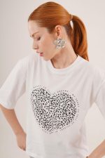 Kalp Baskılı Crop Beyaz Tişört - Görsel 3