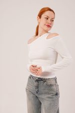 Omuz Dekolte Detaylı Beyaz Bluz - Görsel 3