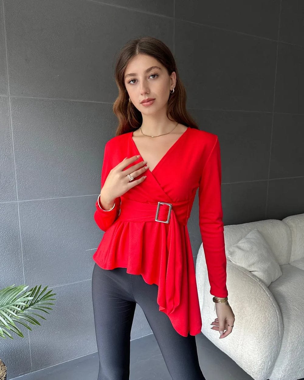 26e6eb928094492c75f10671bd0f3cda Kadın Kruvaze Yaka Kemer Detay Asimetrik Kesim Bluz - Görsel 1