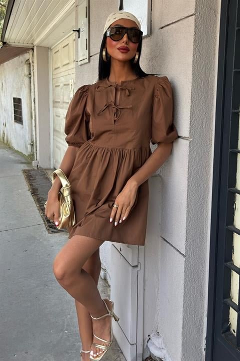 78e2e984f0a2afb34517 Önü Fiyonk Bağlamalı Ve Balon Kollu Elbise 2893 - Görsel 1