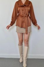 Kahverengi Yakası Fırfırlı Kuşaklı Saten Gömlek - Görsel 3