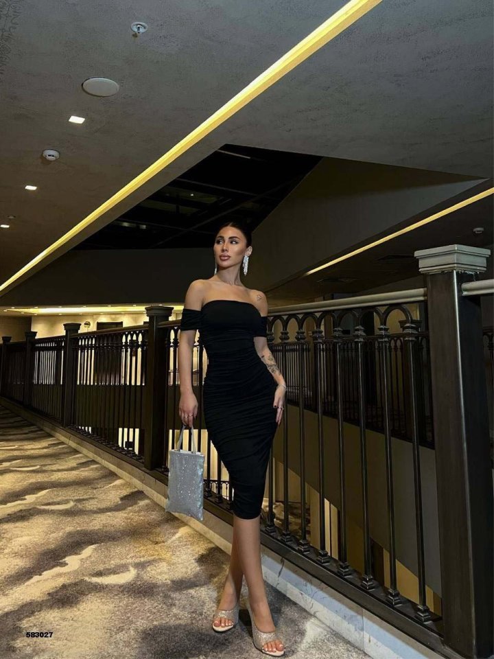 90b38905d9149ceb1cc2334919b33eb3 Kadın Madonna Yaka Sandy Kumaş Büzgü Detay Midi Boy Elbise - Görsel 1