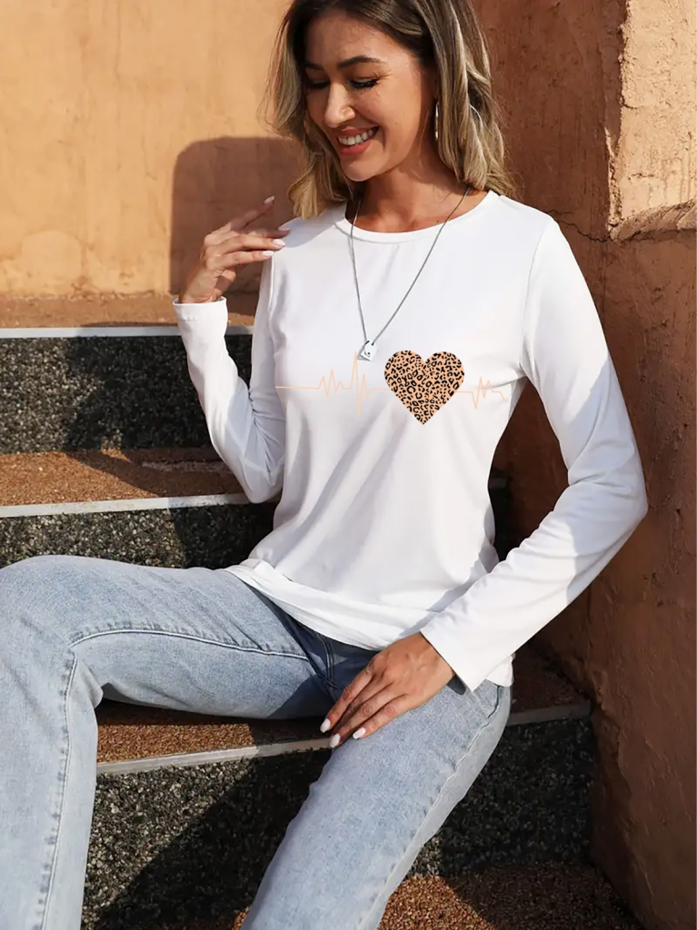 989923c5ec976e994ab8 Kadın Uzun Kollu Bisiklet Yaka Kalp Desenli Bluz - Görsel 1