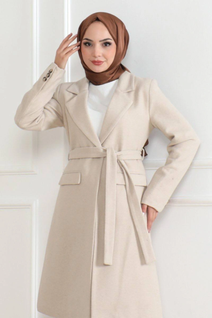 Kaşe Kaban – Uzun Boy Kruvaze Yaka, Kuşaklı Tesettür Kışlık Kaban, Astarlı Şık Yünlü Dokuma Oversize Rahat Kalıp, Cepli Modern Kaşe Mont Modeli - Bej
