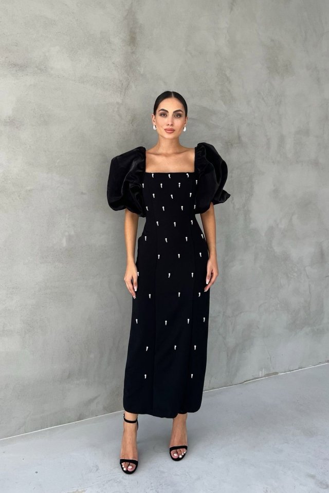 a8013a7f1ec3fcde01b2e04e26398157 Siyah İşlemeli Kolu Garnili Elbise - Görsel 1