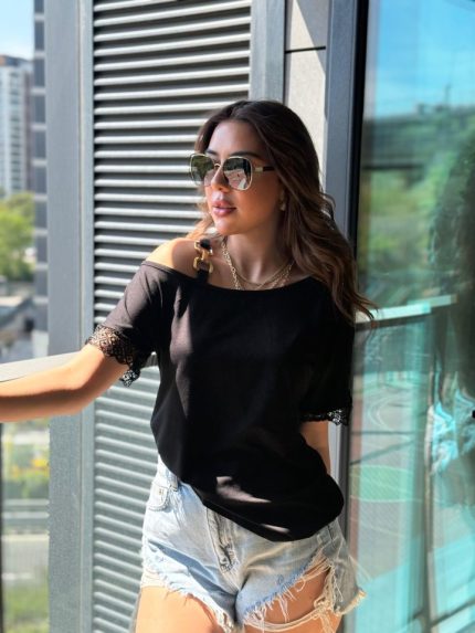 Kadın Tek Omuzu Askılı Kısa Kollu Toka Detaylı Dantelli Viskon Bluz