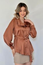 Kahverengi Yakası Fırfırlı Kuşaklı Saten Gömlek