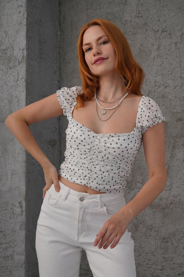 d0a68de228e8d546bcb9 Puantiyeli Belden Oturtmalı Tül Beyaz Bluz - Görsel 1