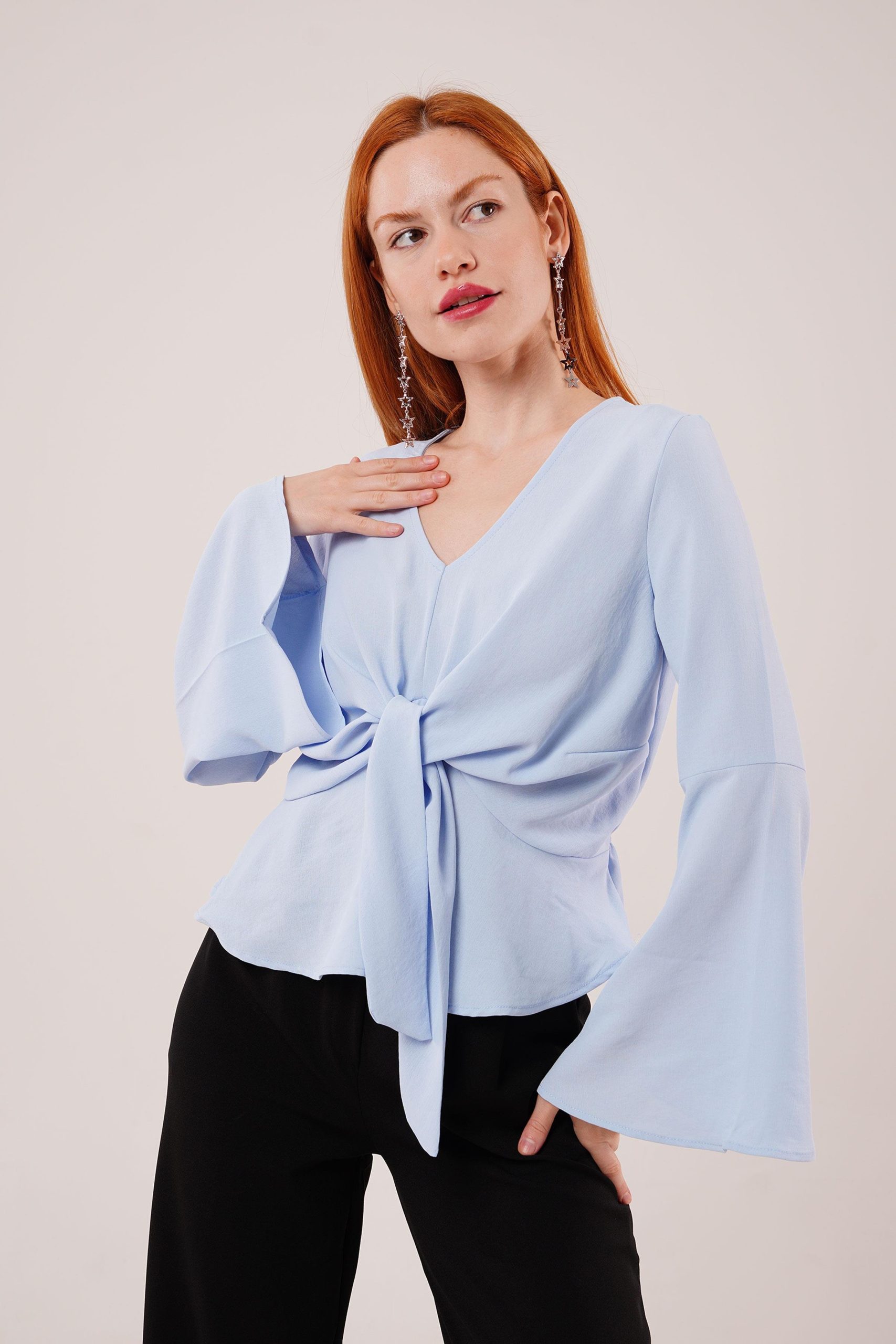 df83281f8858b1003cf9 Ön Bağlamalı Volan Kol Bebe Mavisi Bluz - Görsel 1