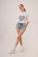 Kalp Baskılı Crop Beyaz Tişört - Görsel 2