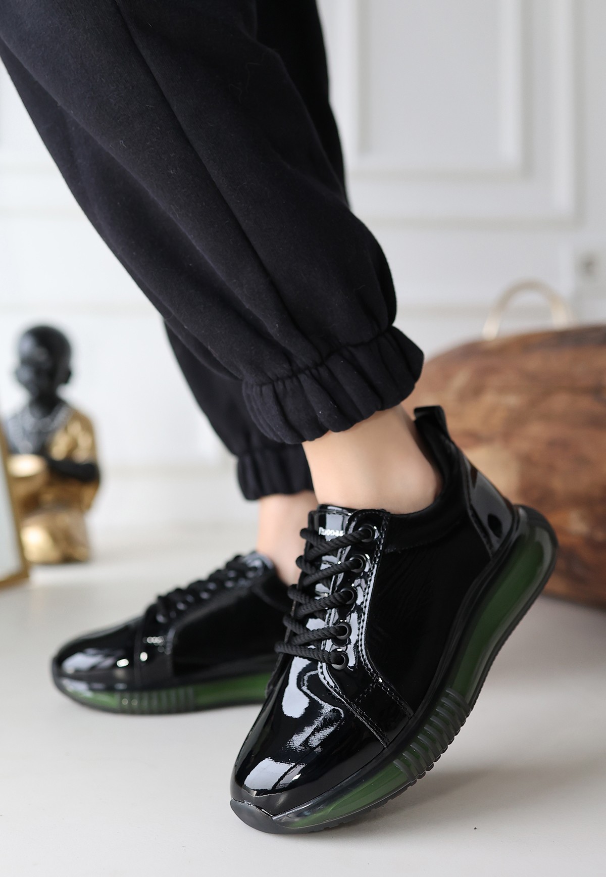 pro_erb17355682736772ab917b089 Piona Siyah Rugan Yeşil Tabanlı Spor Ayakkabı - Görsel 1