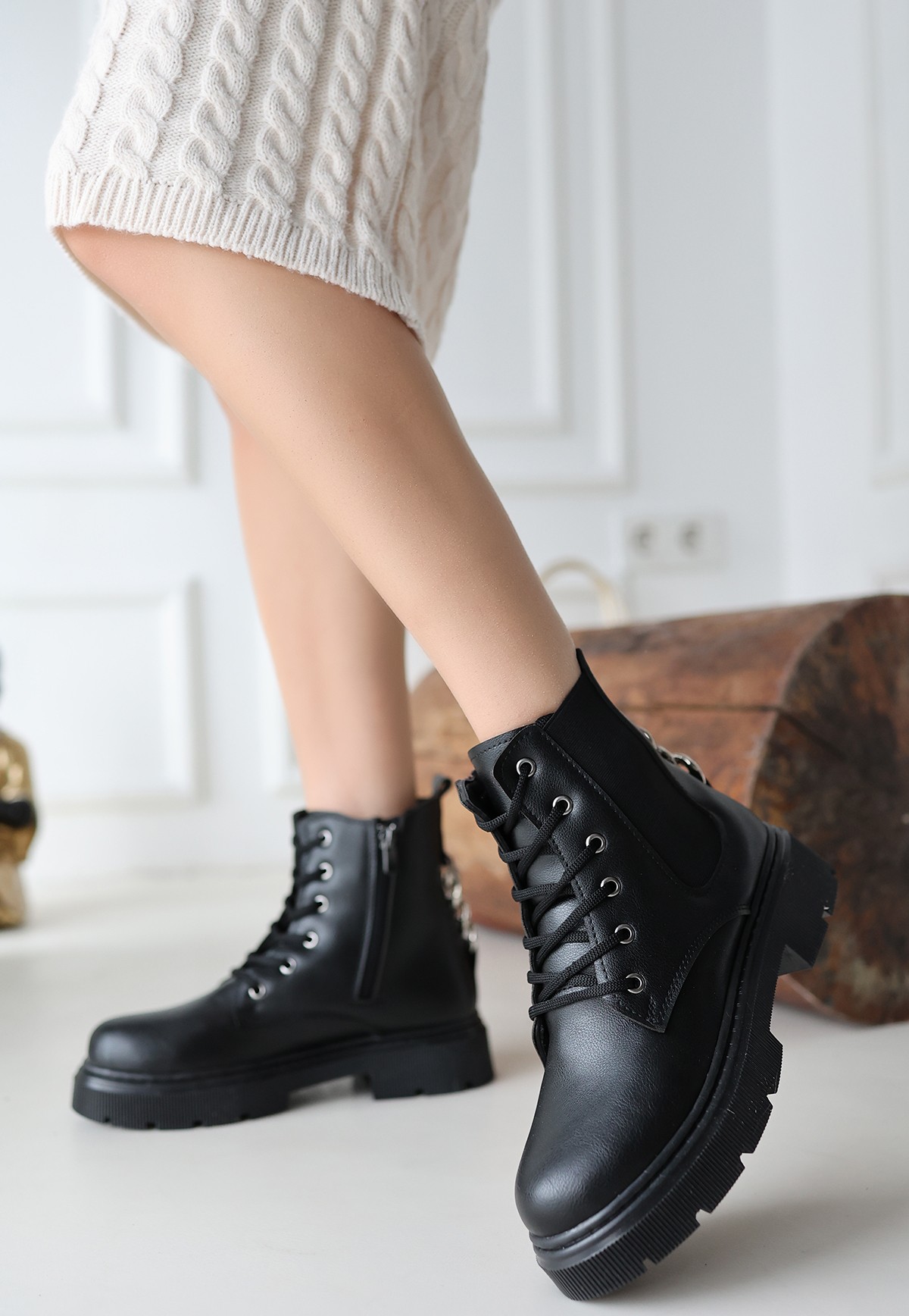 pro_erb1735660797677414fd6caf9 Harte Siyah Cilt Bağcıklı Bot - Görsel 1