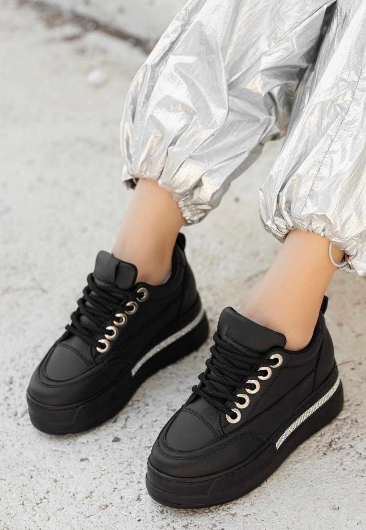 pro_erb173980502767b351632b963 Lulu Siyah Cilt Bağcıklı Spor Ayakkabı - Görsel 1