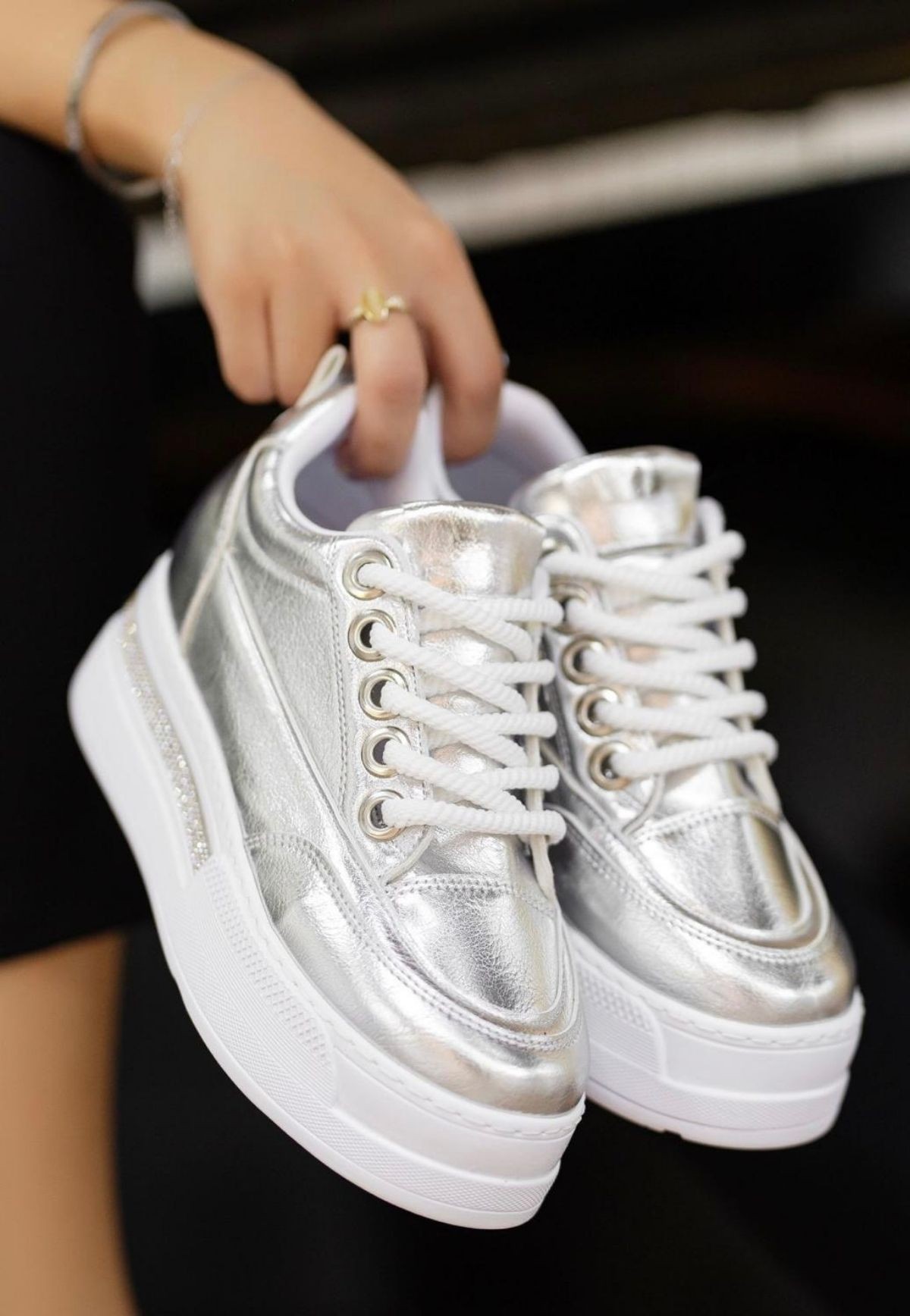 pro_erb173980517567b351f7bc8ba Lulu Gümüş Rugan Bağcıklı Spor Ayakkabı - Görsel 1