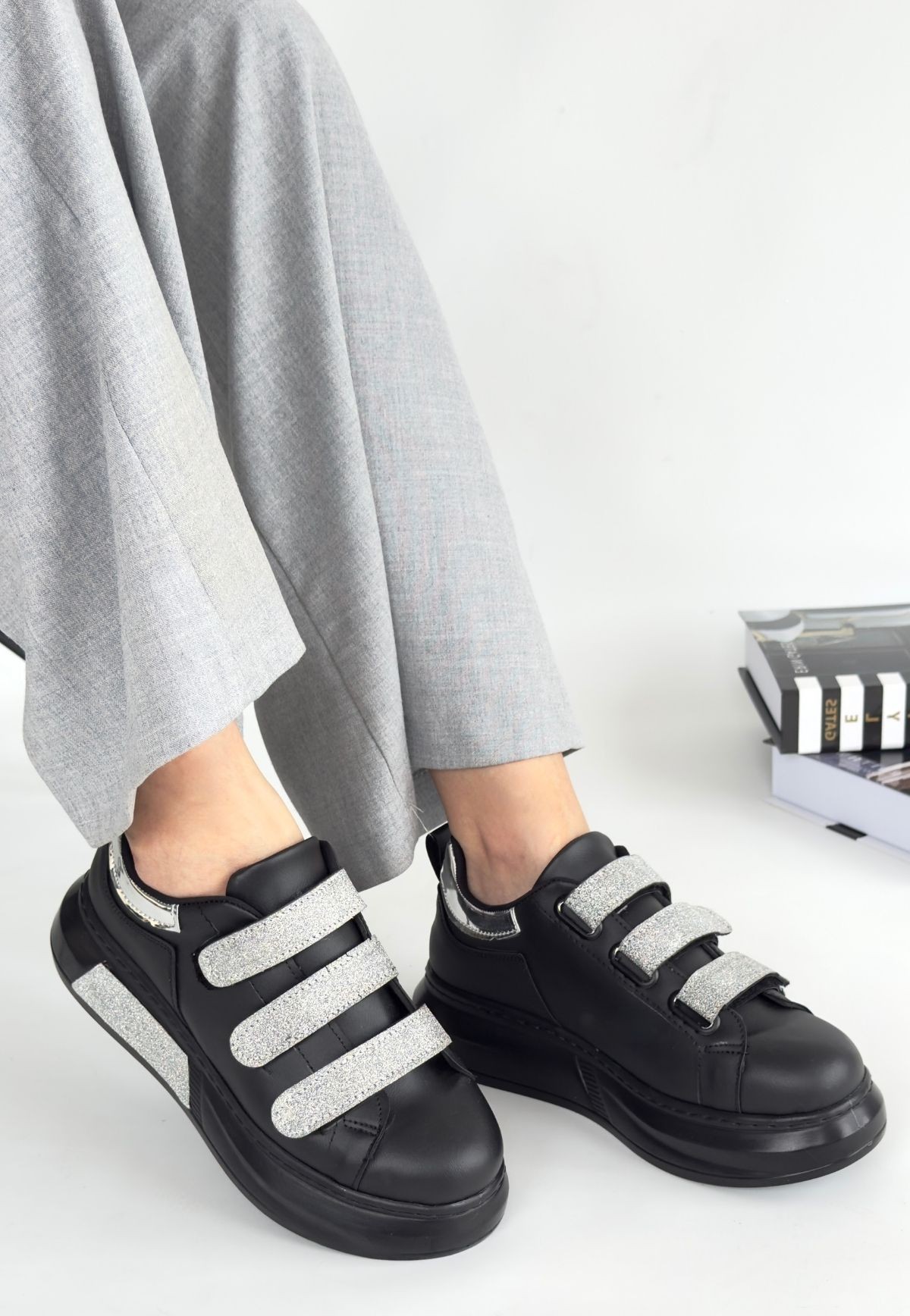 pro_erb174464004667fd182eb8af1 Elika Siyah Cilt Simli Cırt Cırtlı Spor Ayakkabı - Görsel 1